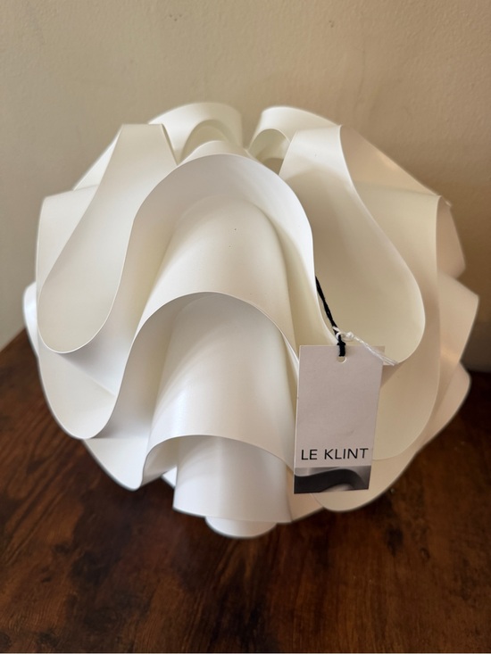 le klint Other - White Sculptural Table Lamp - Modern Wave Design